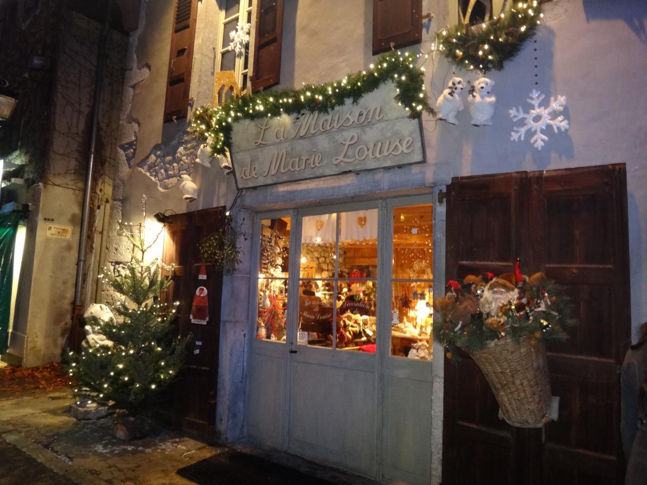 Dans les rues de Samoëns, authentique village de montagne