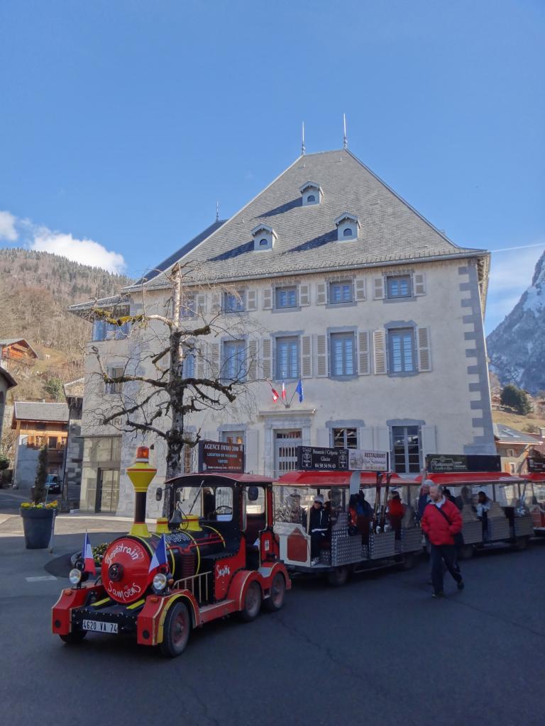 La Mairie et le petit train (qui sert aussi de navette l'hiver)